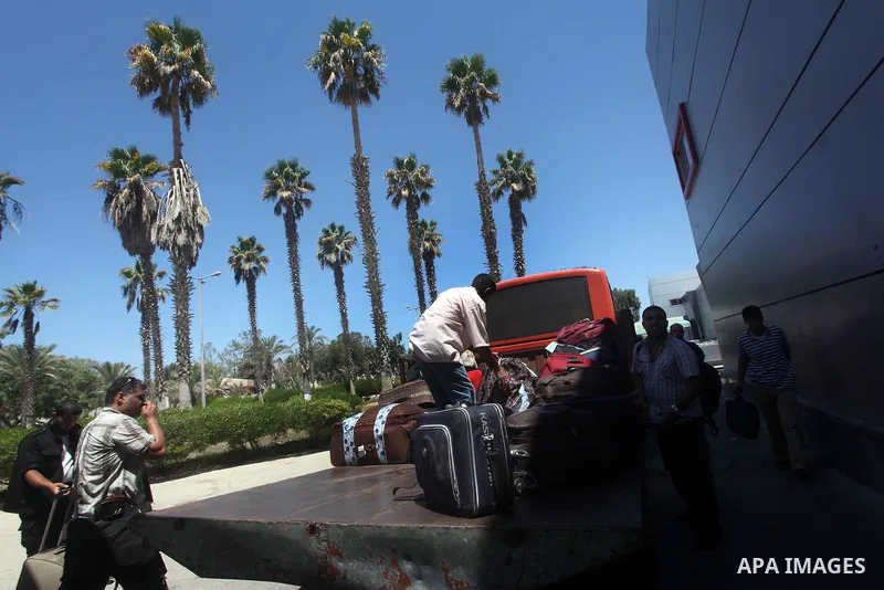 Palestinians transport their baggage into the southern Gaza Strip at the Rafah border crossing August 10, 2012. Egyptian military forces have captured six "terrorists" in the Sinai region after an attack on a police stat...