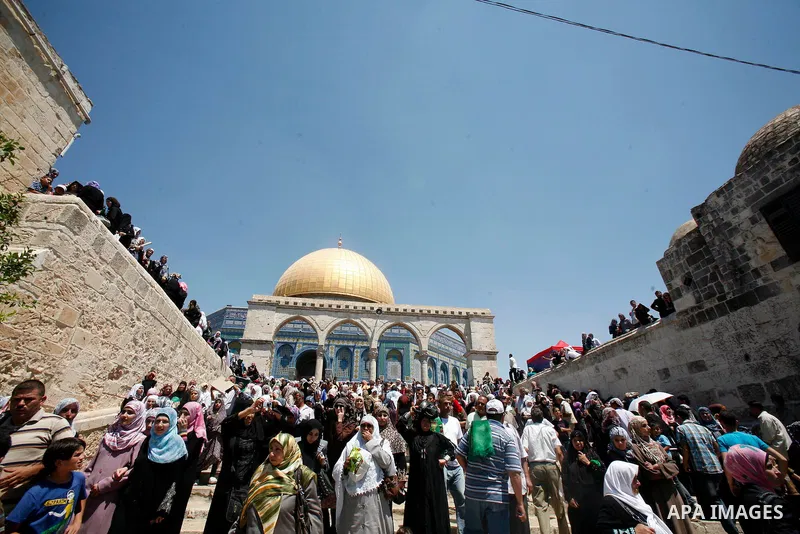 Muslim women pray outside the Dome of the Rock mosque situated in the al-Aqsa mosque compound, Islam's third most holy site, on August 10, 2011 in old city of Jerusalem, on a Friday during the Muslim holy fasting month o...