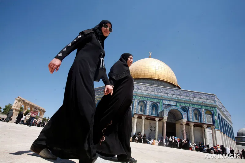 Palestinian women walk in front of the Dome of the Rock mosque situated in the al-Aqsa mosque compound, Islam's third most holy site, on August 10, 2011 in old city of Jerusalem, on a Friday during the Muslim holy fastin...