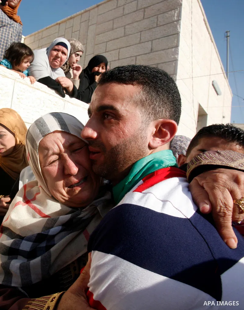 Palestinian released prisoner Aws Ibrahim Hamada with his relatives in neighborhood of Sour Baher in Jerusalem on Aug 13, 2012. Hamada spent 10 years in prison before the Israeli authorities release him. Photo by Mahfouz...