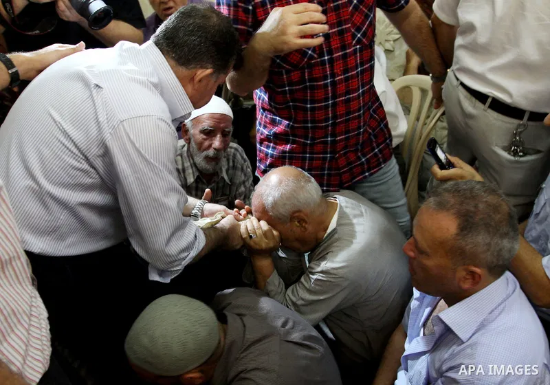 Palestinian Muslim touch a hair of Prophet Mohammed in the 27th Day of the holy month of Ramadan at a mosque in the West Bank city of Nablus, August 15, 2012. 27th Ramadan is the Islamic event of Night of Decree, known a...