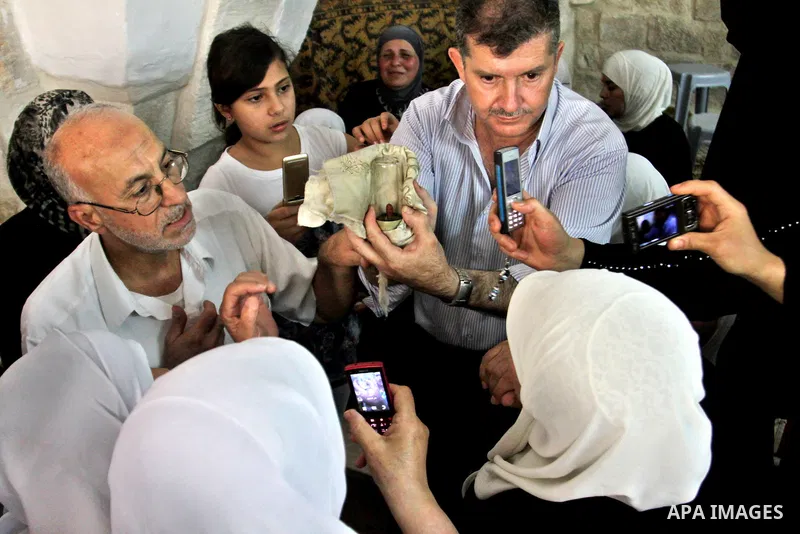 Palestinian Muslim touch a hair of Prophet Mohammed in the 27th Day of the holy month of Ramadan at a mosque in the West Bank city of Nablus, August 15, 2012. 27th Ramadan is the Islamic event of Night of Decree, known a...