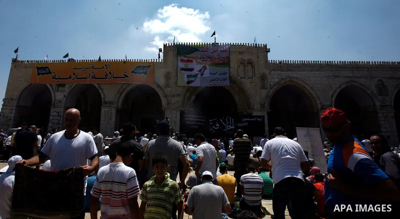 Palestinian Muslim worshippers pray outside the Dome of the Rock at al-Aqsa mosque compound, Islam's third holiest site, on August 17, 2012, in the old city of Jerusalem, on the last Friday of the Muslim holy fasting mon...