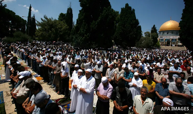 Palestinian Muslim worshippers pray outside the Dome of the Rock at al-Aqsa mosque compound, Islam's third holiest site, on August 17, 2012, in the old city of Jerusalem, on the last Friday of the Muslim holy fasting mon...
