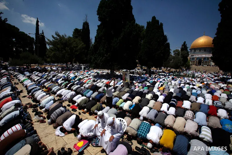 Palestinian Muslim worshippers pray outside the Dome of the Rock at al-Aqsa mosque compound, Islam's third holiest site, on August 17, 2012, in the old city of Jerusalem, on the last Friday of the Muslim holy fasting mon...