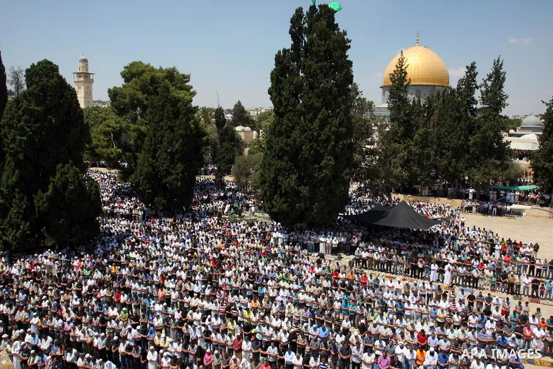 Palestinian Muslim worshippers pray outside the Dome of the Rock at al-Aqsa mosque compound, Islam's third holiest site, on August 17, 2012, in the old city of Jerusalem, on the last Friday of the Muslim holy fasting mon...