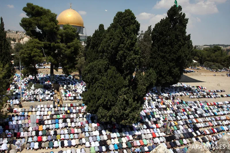 Palestinian Muslim worshippers pray outside the Dome of the Rock at al-Aqsa mosque compound, Islam's third holiest site, on August 17, 2012, in the old city of Jerusalem, on the last Friday of the Muslim holy fasting mon...