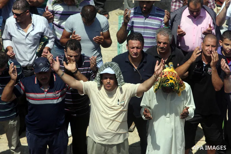 Palestinian Muslim worshippers pray outside the Dome of the Rock at al-Aqsa mosque compound, Islam's third holiest site, on August 17, 2012, in the old city of Jerusalem, on the last Friday of the Muslim holy fasting mon...