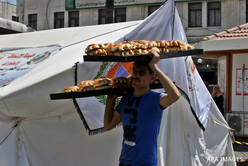 Palestinians shop at market during preparations for the Eid Al-Fitr feast in the West Bank city of Nablus on Aug 18, 2012, as Muslims over the world prepare to celebrate Eid al-Fitr, a three day holiday marking the end o...