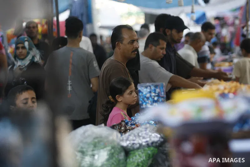Palestinians shop at the market during preparations for the Eid Al-Fitr feast in Rafah in the southern of Gaza strip on Aug 16, 2012, as Muslims over the world prepare to celebrate Eid al-Fitr, a three day holiday markin...
