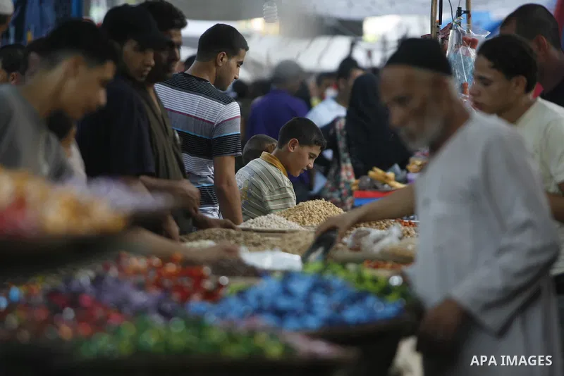 Palestinians shop at the market during preparations for the Eid Al-Fitr feast in Rafah in the southern of Gaza strip on Aug 16, 2012, as Muslims over the world prepare to celebrate Eid al-Fitr, a three day holiday markin...