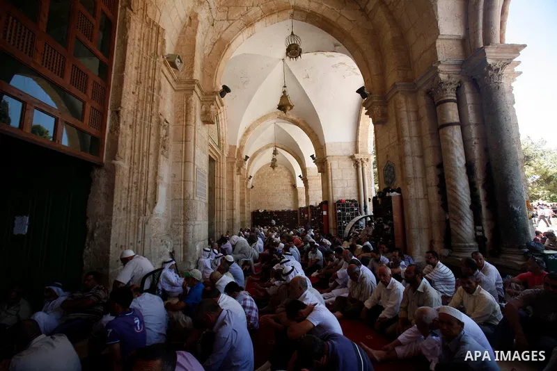 Palestinian Muslim worshippers participate Friday prayers at the al-Aqsa Mosque, in Jerusalem's old city on Aug 24, 2012. Photo by Mahfouz Abu Turk
