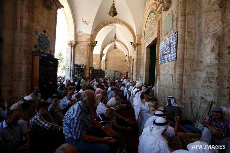 Palestinian Muslim worshippers participate Friday prayers at the al-Aqsa Mosque, in Jerusalem's old city on Aug 24, 2012. Photo by Mahfouz Abu Turk
