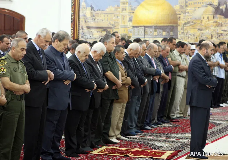 Palestinian President Mahmoud Abbas ( Abu Mazen ) attends friday prayers , in the West Bank City of Ramallah, on Aug 24, 2012. Photo by Thaer Ganaim