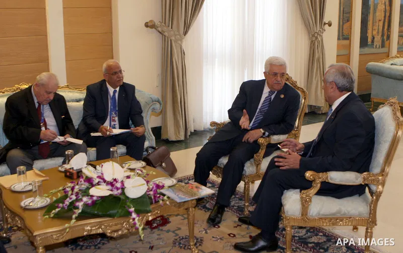Palestinian President Mahmoud Abbas (L) meets with Lebanese President Michel Suleiman on the sidelines of the Non-Aligned opening in Tehran, 30 August 2012. Iranian Supreme Leader Ayatollah Ali Khamenei opened the Non-Al...