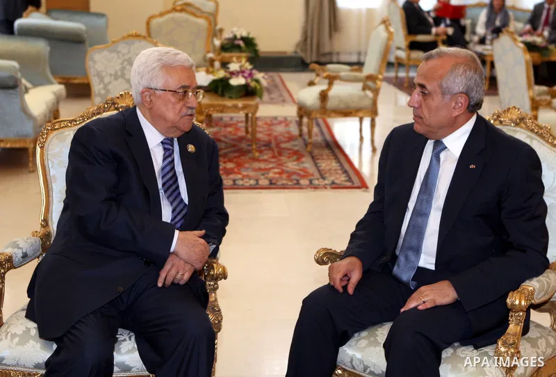 Palestinian President Mahmoud Abbas (L) meets with Lebanese President Michel Suleiman on the sidelines of the Non-Aligned opening in Tehran, 30 August 2012. Iranian Supreme Leader Ayatollah Ali Khamenei opened the Non-Al...