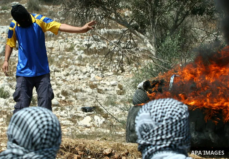 Palestinian protesters throw stones towards Israeli soldiers during clashes against the expropriation of Palestinian land by Israel in the village of Kafr Qaddum, near the West Bank city of Nablus on August 31, 2012. Pho...