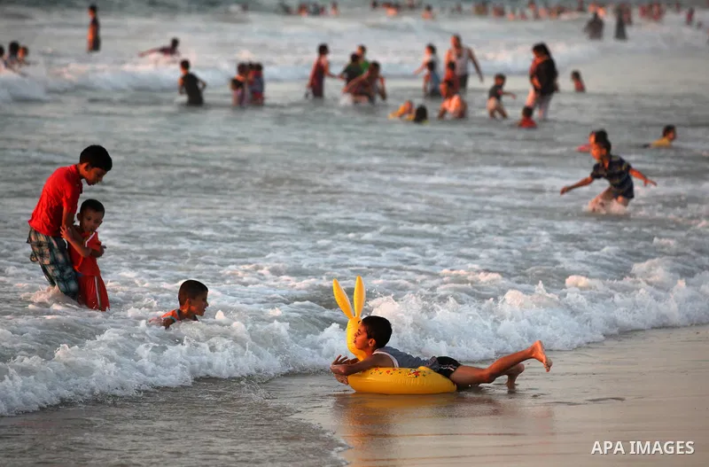 Palestinians enjoy a day at the beach during the last Friday holiday before the beginning of new school year in Gaza city, Aug 31, 2012. Next Sunday is the First day for the new school year according to Palestinian Minis...