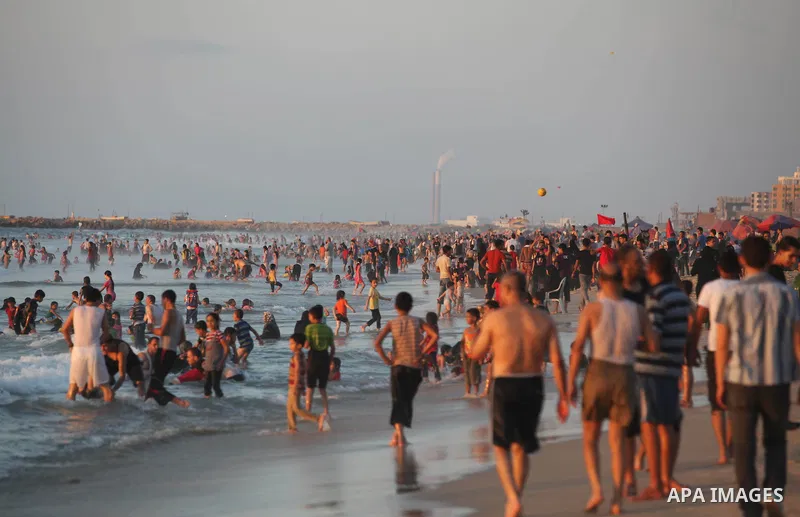 Palestinians enjoy a day at the beach during the last Friday holiday before the beginning of new school year in Gaza city, Aug 31, 2012. Next Sunday is the First day for the new school year according to Palestinian Minis...