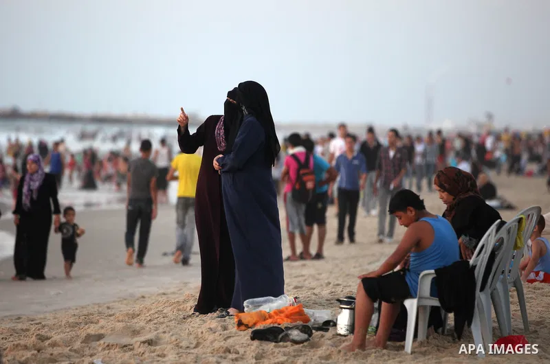 Palestinians enjoy a day at the beach during the last Friday holiday before the beginning of new school year in Gaza city, Aug 31, 2012. Next Sunday is the First day for the new school year according to Palestinian Minis...