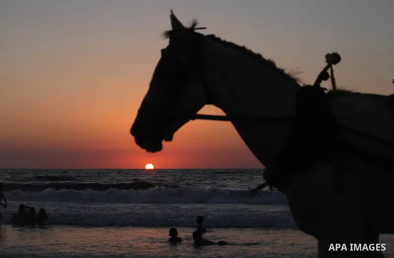 Palestinians enjoy a day at the beach during the last Friday holiday before the beginning of new school year in Gaza city, Aug 31, 2012. Next Sunday is the First day for the new school year according to Palestinian Minis...