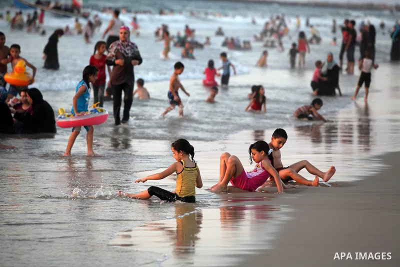 Palestinians enjoy a day at the beach during the last Friday holiday before the beginning of new school year in Gaza city, Aug 31, 2012. Next Sunday is the First day for the new school year according to Palestinian Minis...