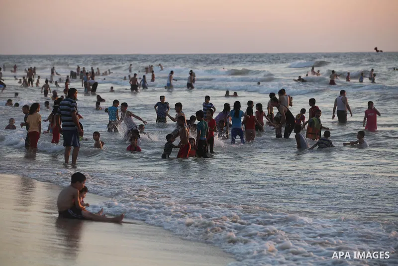 Palestinians enjoy a day at the beach during the last Friday holiday before the beginning of new school year in Gaza city, Aug 31, 2012. Next Sunday is the First day for the new school year according to Palestinian Minis...