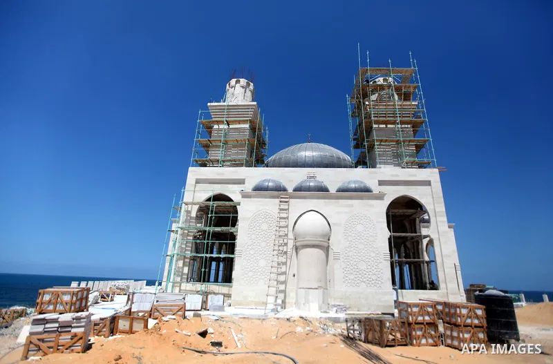 Palestinian workers work in building a Mosque Gaza City on Sep. 01, 2012. Photo by Majdi Fathi