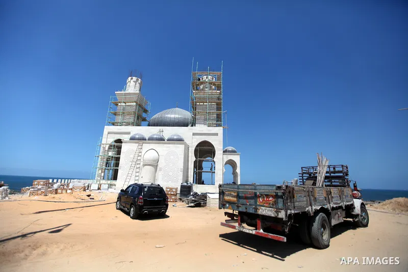 Palestinian workers work in building a Mosque Gaza City on Sep. 01, 2012. Photo by Majdi Fathi