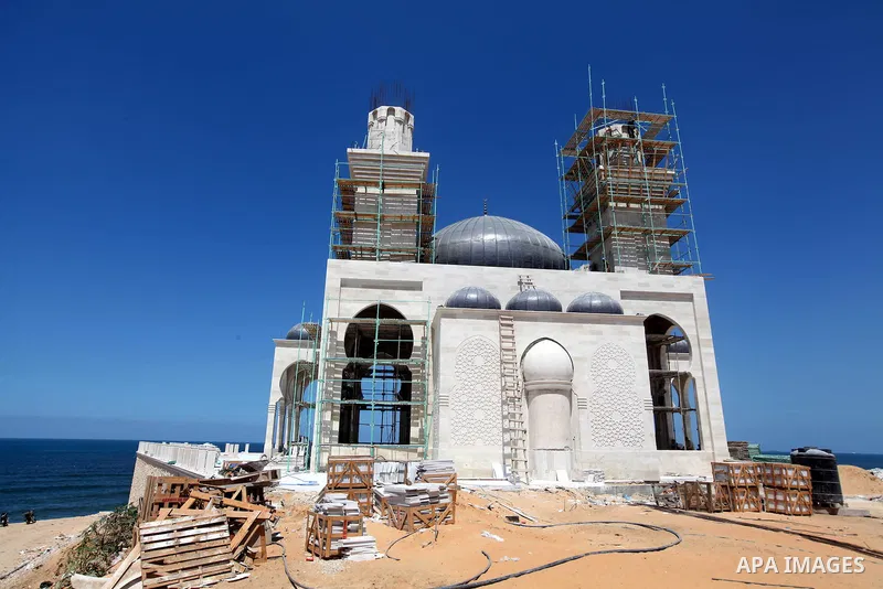 Palestinian workers work in building a Mosque Gaza City on Sep. 01, 2012. Photo by Majdi Fathi