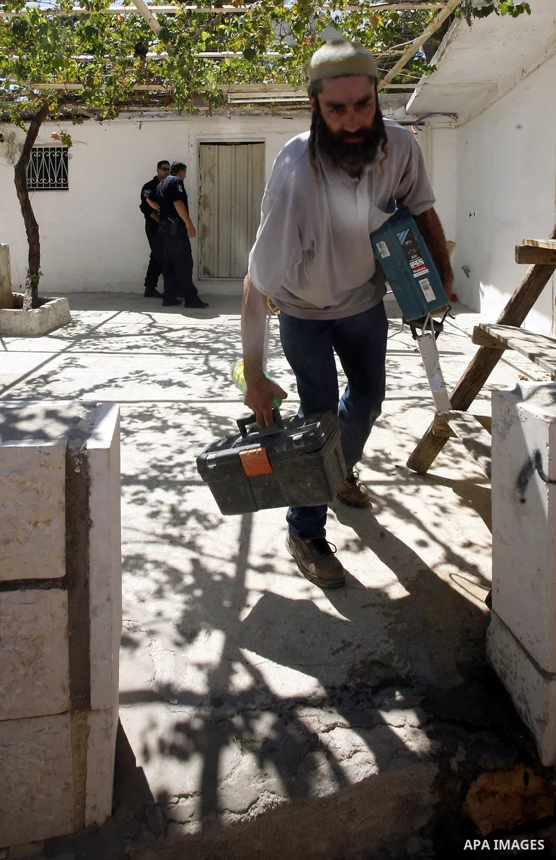 An Israeli Jewish settler work at a Palestinian house after Israeli police evict his owner in Ras al-Amoud neighborhood, south of al-Aqsa Mosque in Jerusalem's Old City, on 02 Septemper 2012. The Hamadallah's house is lo...