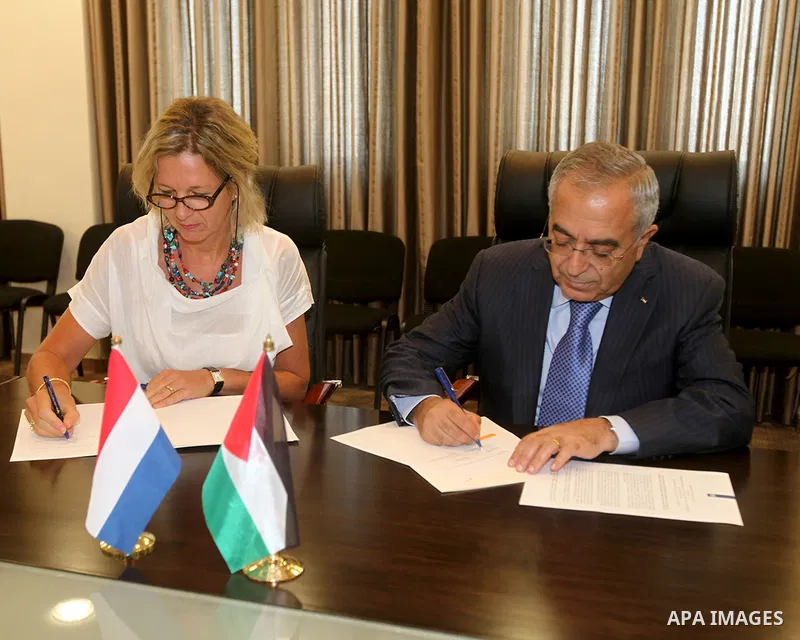 Palestinian Prime Minister, Salam Fayyad signs of a grant agreement with the dutch government, in the West Bank city of Ramallah on Sep. 03, 2012. Photo by Mustafa Abu Daya