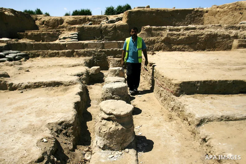 Palestinian workers do excavation in a new discovered archeological site dating back to the Iron-Age period in Rafah, southern Gaza Strip, on Aug. 30, 2012. Photo by Eyad Al Baba