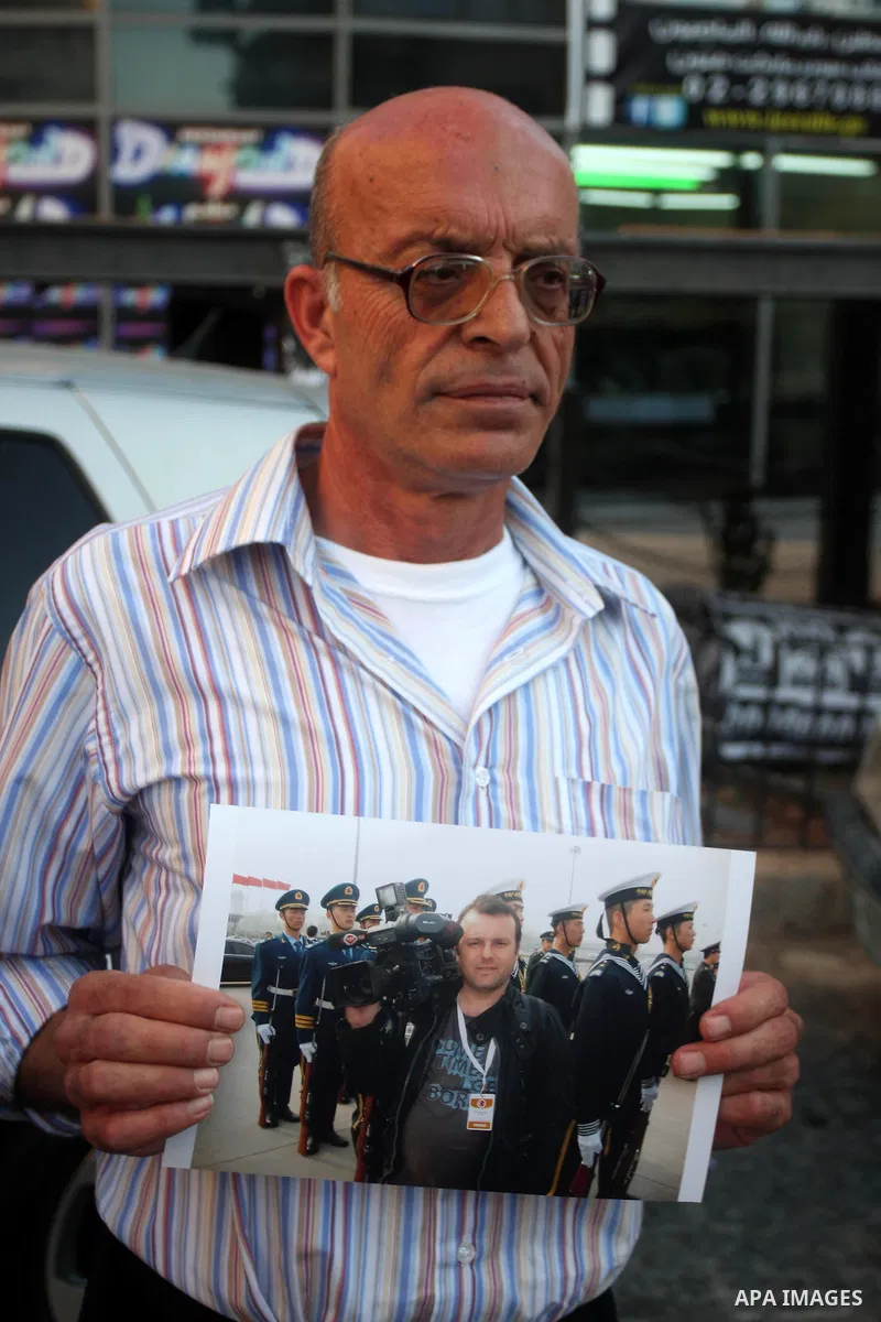 Palestinian journalists protest to demand the release of Palestinian journalist kidnapped Bashar Qaddoumi in Syria, in the West Bank city of Ramallah September 4, 2012. Photo by Issam Rimawi