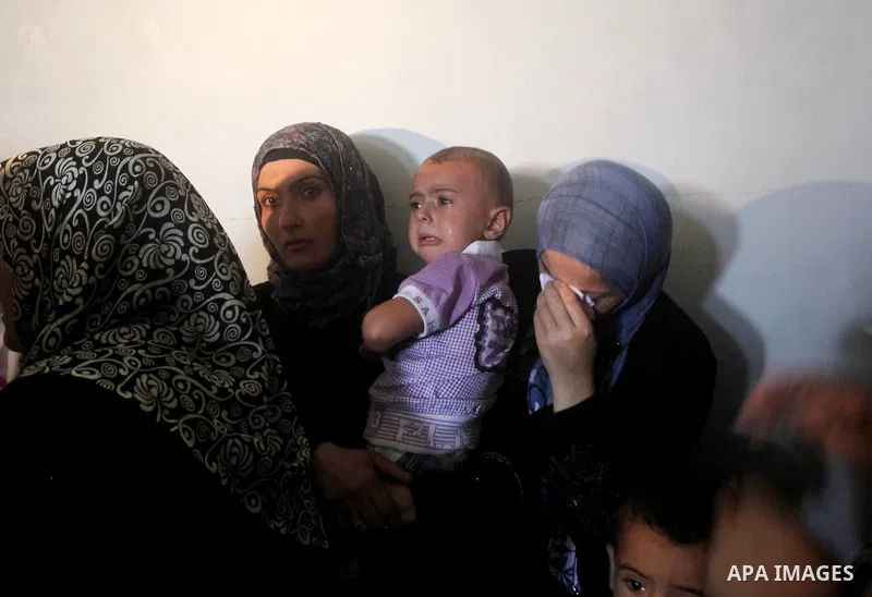 Relatives of Palestinian Tareq al-Kafarna mourn during his funeral in Beit Hanun in the northern Gaza Strip on September 6, 2012. Three Palestinians were killed by Israeli fire in the northern Gaza Strip, raising to six...