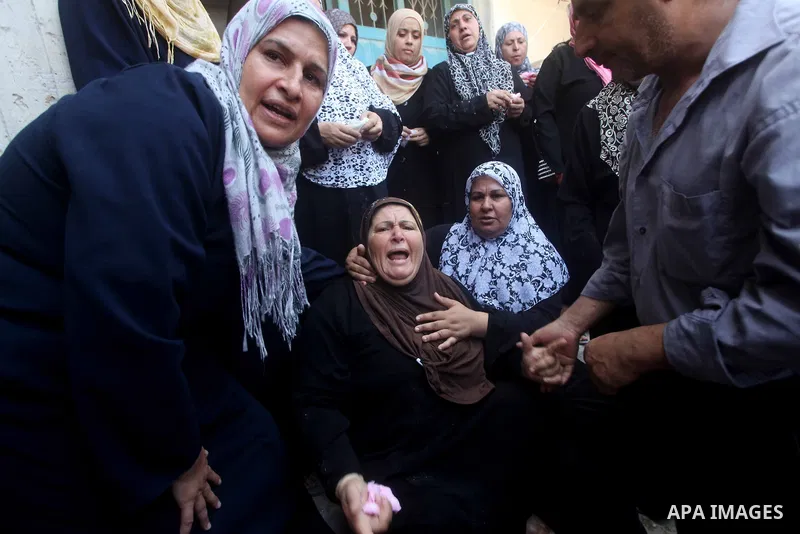 Relatives of Palestinian Tareq al-Kafarna mourn during his funeral in Beit Hanun in the northern Gaza Strip on September 6, 2012. Three Palestinians were killed by Israeli fire in the northern Gaza Strip, raising to six...