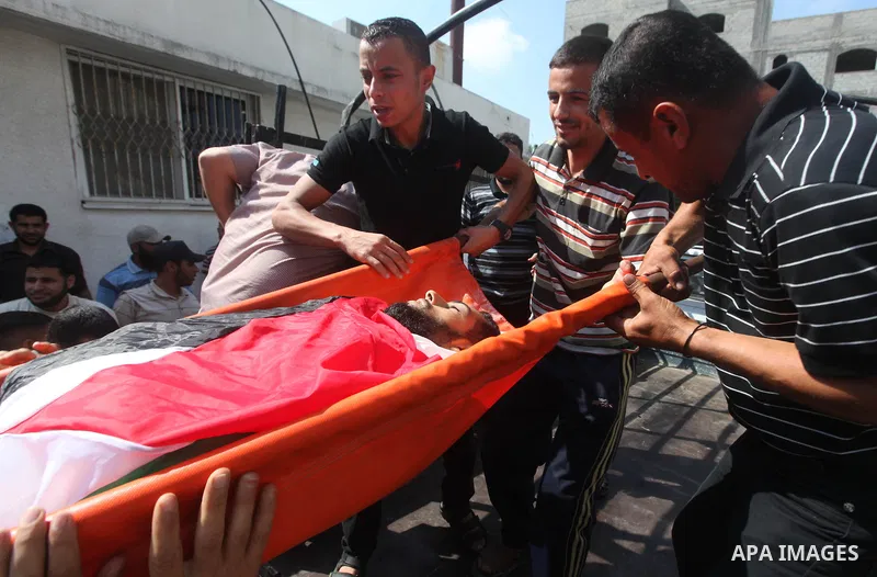 Palestinian mourners carry the body of gunman Khaled Al-Geram during his funeral in Gaza City September 6, 2012. An Israeli air strike on the Hamas-governed Gaza Strip killed three gunmen, one of them Al-Geram, as they t...