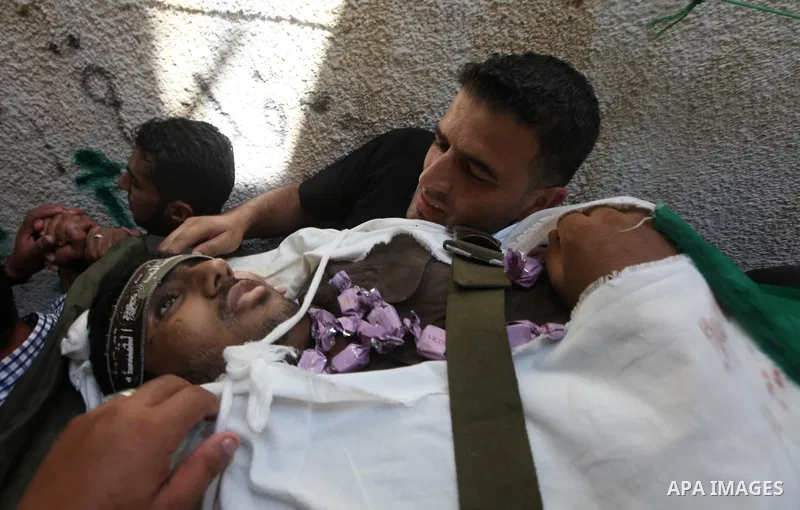 Palestinian mourners carry the body of Zakaria Al Gammal during his funeral in Gaza City September 6, 2012. An Israeli air strike on the Hamas-governed Gaza Strip killed three gunmen, one of them Al-Geram, as they tried...