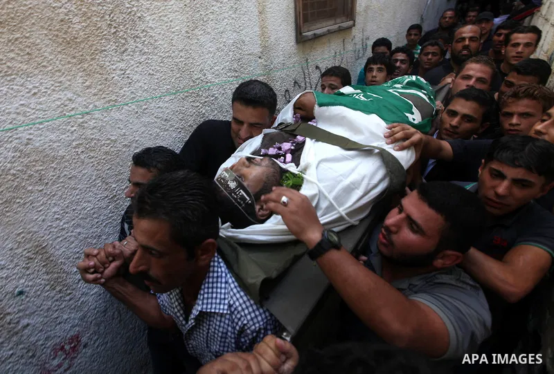 Palestinian mourners carry the body of Zakaria Al Gammal during his funeral in Gaza City September 6, 2012. An Israeli air strike on the Hamas-governed Gaza Strip killed three gunmen, one of them Al-Geram, as they tried...