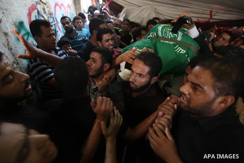 Palestinian mourners carry the body of Zakaria Al Gammal during his funeral in Gaza City September 6, 2012. An Israeli air strike on the Hamas-governed Gaza Strip killed three gunmen, one of them Al-Geram, as they tried...