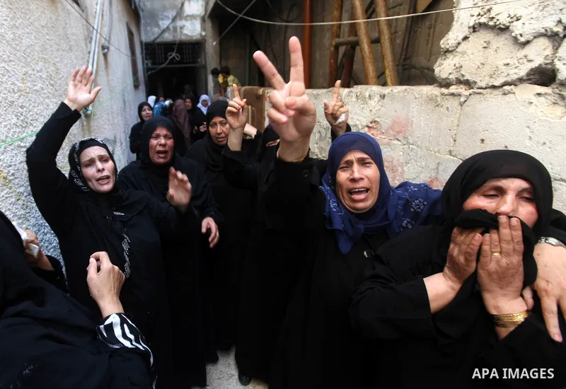 Palestinian relatives of Zakaria Al Gammal during his funeral in Gaza City September 6, 2012. An Israeli air strike on the Hamas-governed Gaza Strip killed three gunmen, one of them Al-Geram, as they tried to launch shor...