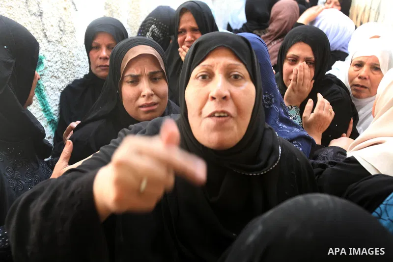 Palestinian relatives of Zakaria Al Gammal during his funeral in Gaza City September 6, 2012. An Israeli air strike on the Hamas-governed Gaza Strip killed three gunmen, one of them Al-Geram, as they tried to launch shor...