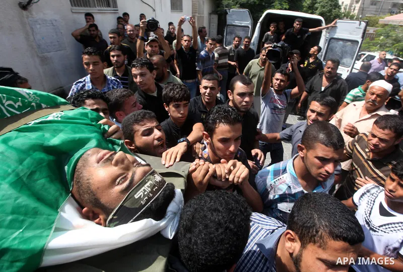 Palestinian mourners carry the body of Zakaria Al Gammal during his funeral in Gaza City September 6, 2012. An Israeli air strike on the Hamas-governed Gaza Strip killed three gunmen, one of them Al-Geram, as they tried...