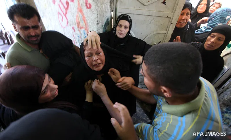 Palestinian relatives of Zakaria Al Gammal during his funeral in Gaza City September 6, 2012. An Israeli air strike on the Hamas-governed Gaza Strip killed three gunmen, one of them Al-Geram, as they tried to launch shor...