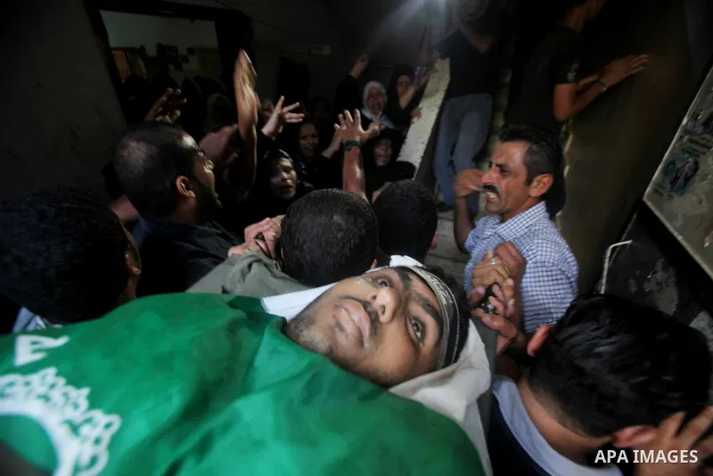 Palestinian mourners carry the body of Zakaria Al Gammal during his funeral in Gaza City September 6, 2012. An Israeli air strike on the Hamas-governed Gaza Strip killed three gunmen, one of them Al-Geram, as they tried...