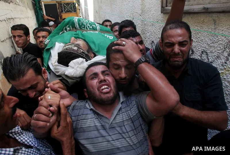 Palestinian mourners carry the body of Zakaria Al Gammal during his funeral in Gaza City September 6, 2012. An Israeli air strike on the Hamas-governed Gaza Strip killed three gunmen, one of them Al-Geram, as they tried...
