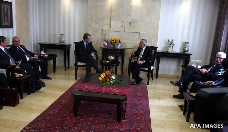 Palestinian prime minister Salam Fayyad (R) meets with his Italian counterpart Giulio Terzi at the foreign ministry in the West Bank city of Ramallah on September 6, 2012. Photo by Issam Rimawi
