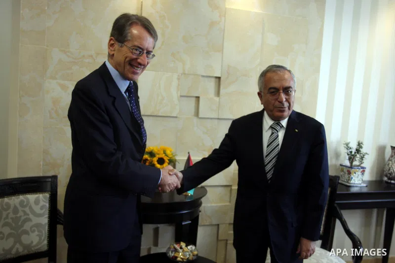 Palestinian prime minister Salam Fayyad (R) shakes hands with his Italian counterpart Giulio Terzi at the foreign ministry in the West Bank city of Ramallah on September 6, 2012. Photo by Issam Rimawi