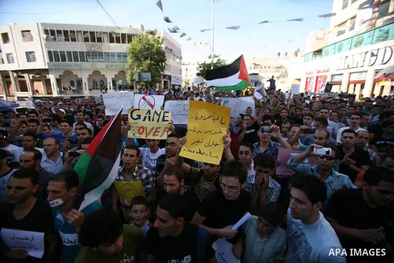 Palestinians call for Palestinian Prime Minister Salam Fayyad to step down as they demonstrate against the high and increasing cost of living, in a protest in the West Bank city of Hebron, 06 September 2012. Photo by Mam...