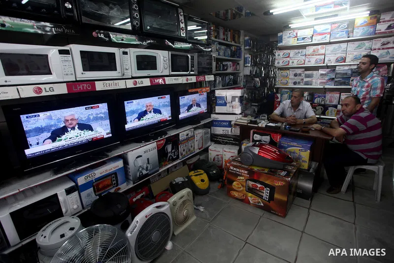 Palestinians watch TV as President Mahmoud Abbas (Abu Mazen), delivers speech to discusses the economic situation in the West Bank and Gaza strip, on Sep. 08, 2012. Photo by Ashraf Amra